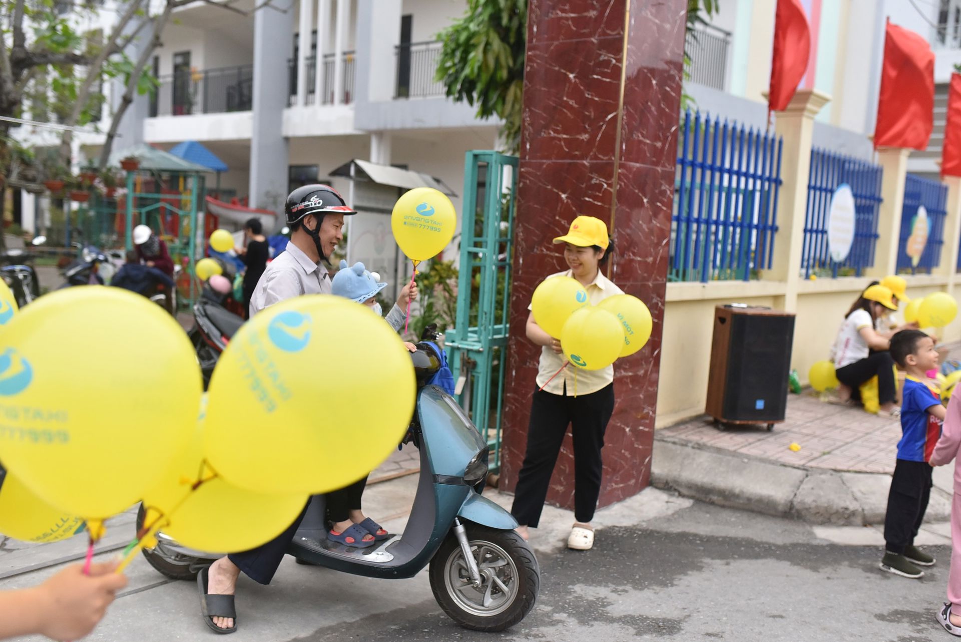 ÉN VÀNG TAXI GHÉ THĂM TẶNG QUÀ CÁC THIÊN THẦN NHỎ TẠI AN LÃO