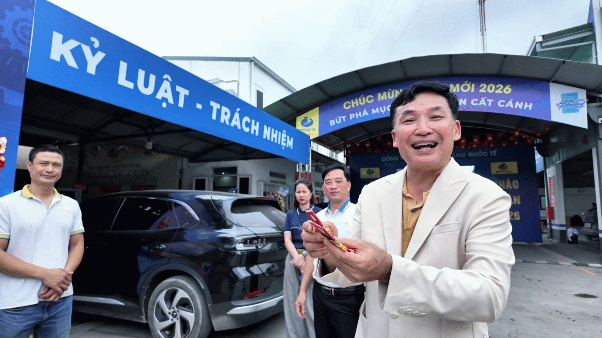 CHỦ TỊCH NGUYỄN VĂN ĐỊNH TRỰC TIẾP TRAO 5 CHỈ VÀNG 9999 CHO CÁC CHỦ NHÂN MAY MẮN SAU LỄ RA QUÂN