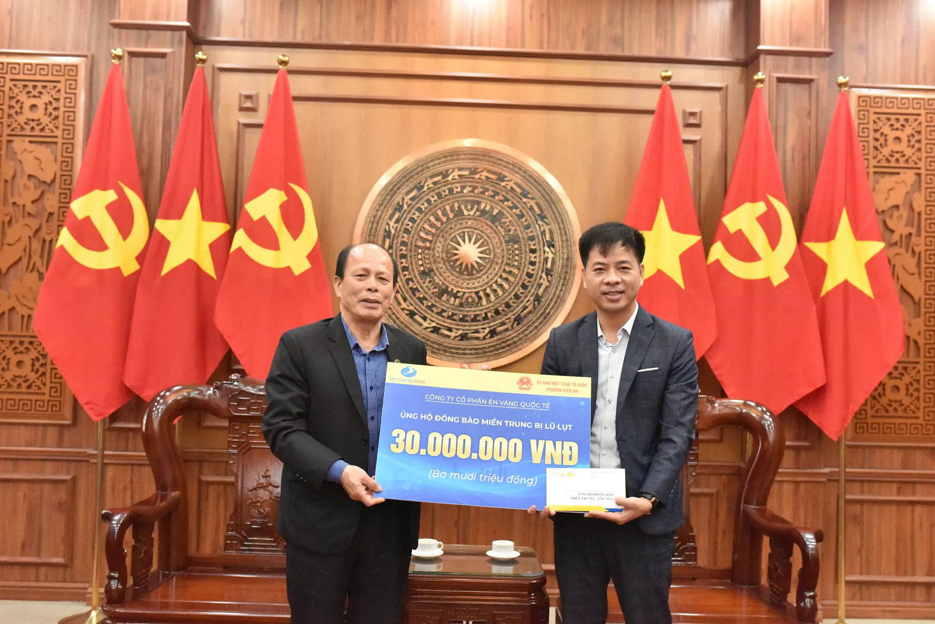 ÉN VÀNG TAXI CHUNG TAY CÙNG ĐỒNG BÀO MIỀN TRUNG VƯỢT QUA THIÊN TAI