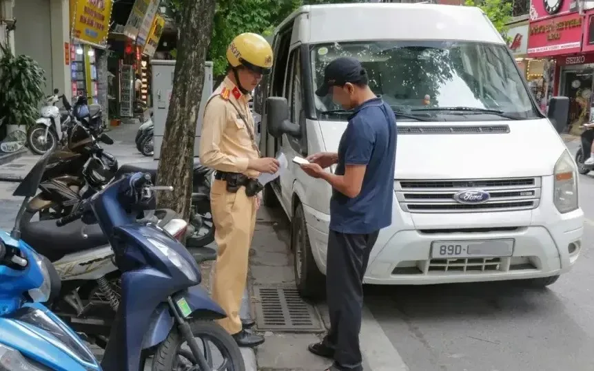 TỪ 10/8/2026: XE HỢP ĐỒNG ĐÓN, TRẢ KHÁCH SAI QUY ĐỊNH CÓ THỂ BỊ THU HỒI GIẤY PHÉP KINH DOANH VẬN TẢI