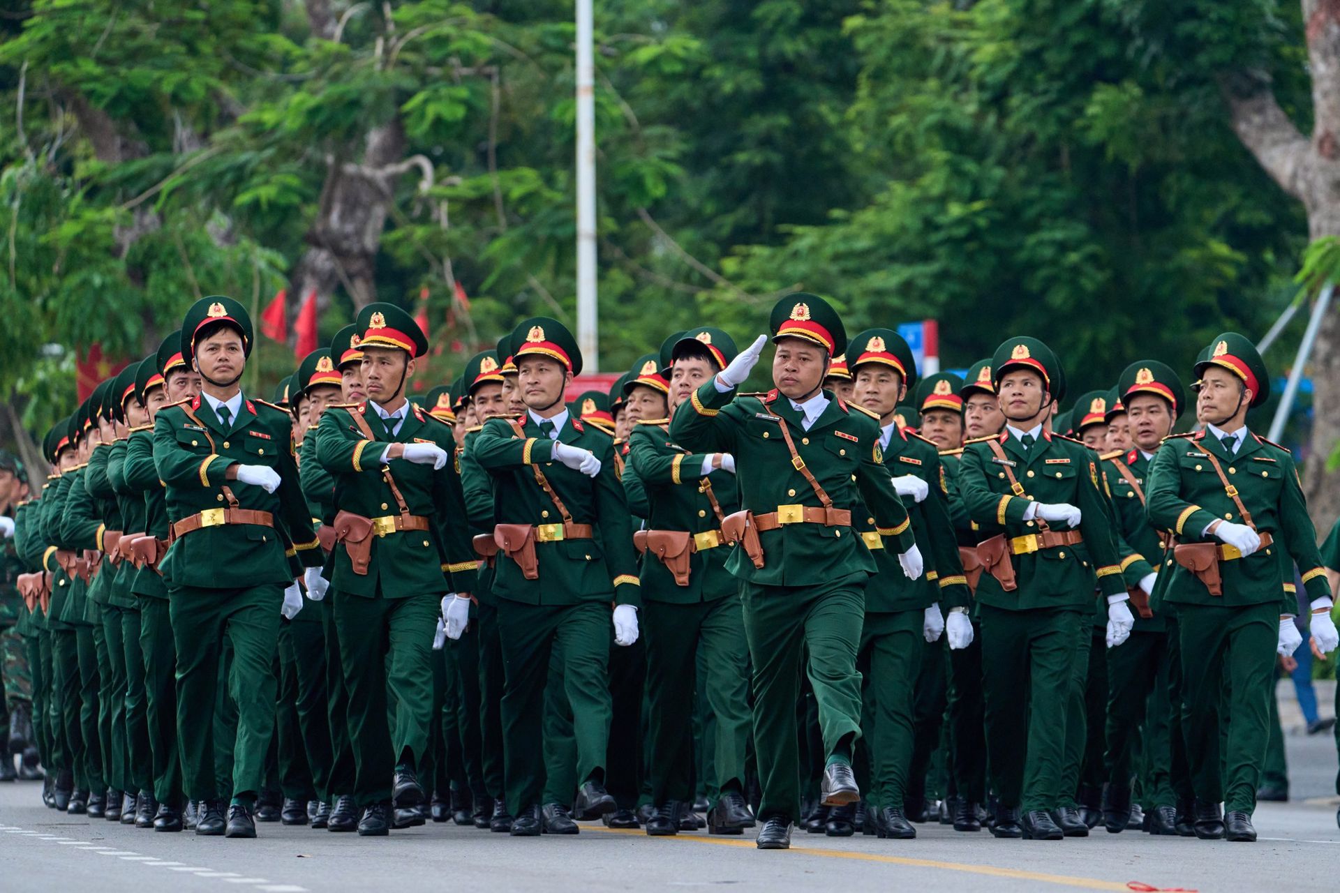 KHUYẾN KHÍCH NGƯỜI DÂN MẶC ÁO ĐỎ VÀ CẦM CỜ TỔ QUỐC VẪY CHÀO ĐOÀN DUYỆT ĐỘI NGŨ VÀ DIỄU HÀNH QUẦN CHÚNG SÁNG 11/5