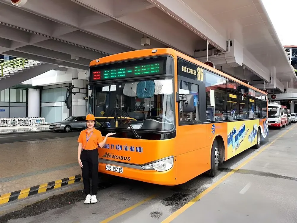 SÂN BAY NỘI BÀI CHO XE BIỂN VÀNG ĐÓN KHÁCH TRƯỚC SẢNH NHÀ GA T1